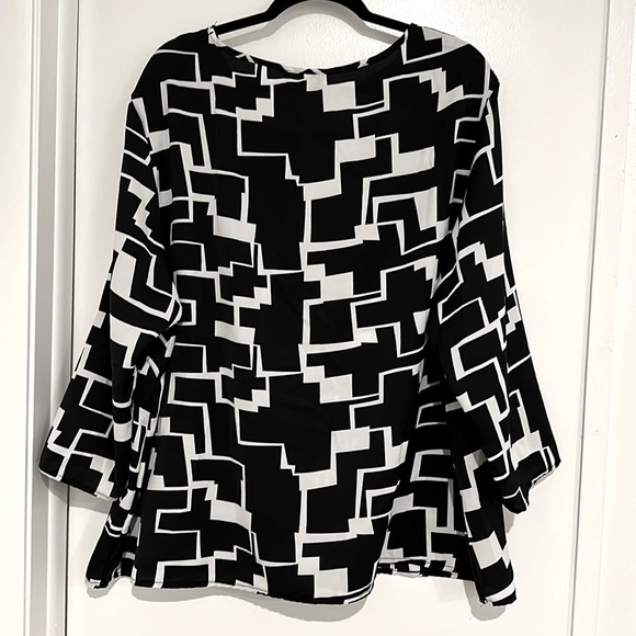 Bloomchic 22-24 Plus, V-neck Blouse Beautiful black w/white, very elegant! - Picture 6 of 13